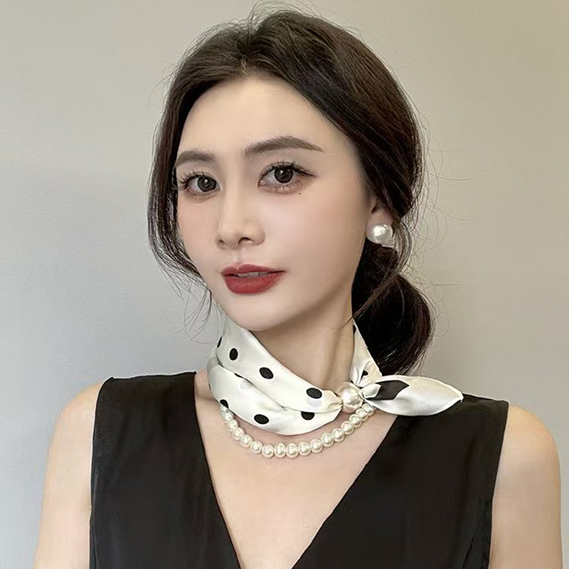 Satynowa apaszka na szyję z pe – Pearl Trim Chain recenzja i cena