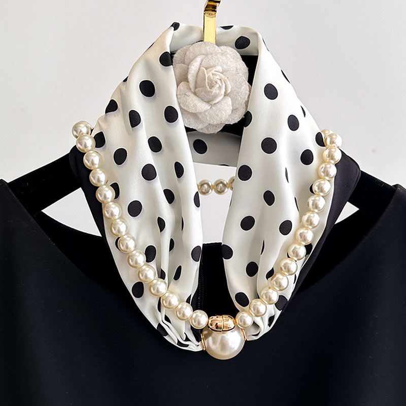 Satynowa apaszka na szyję z pe – Pearl Trim Chain recenzja i cena